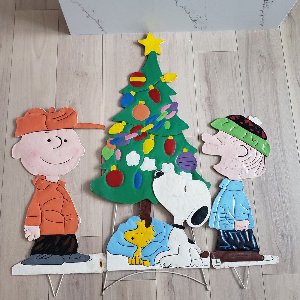 Peanuts Charlie Brown Christmas Yard Art Set Snoopy Linus Metal Lawn Stakes